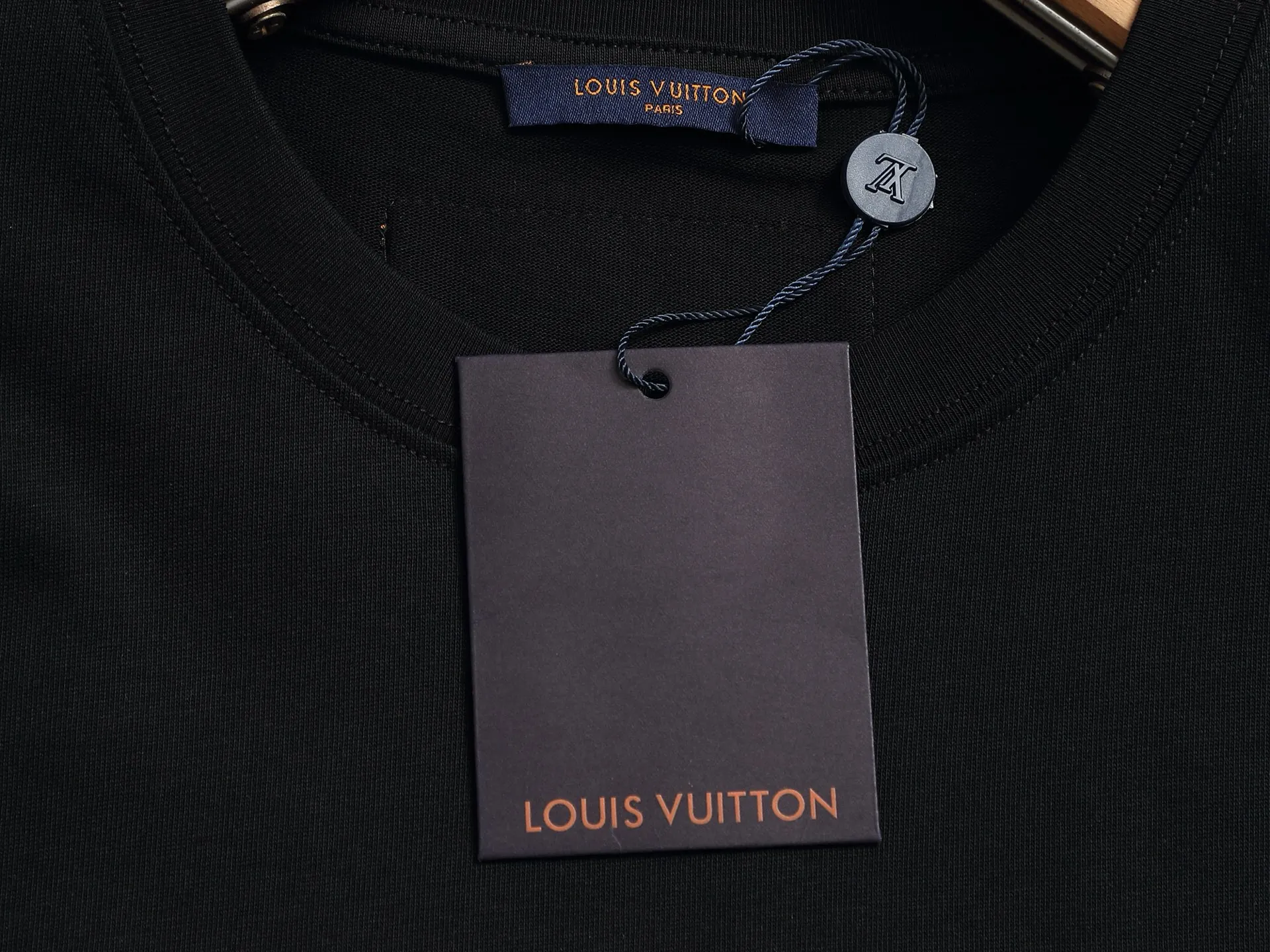 🅿️170 LouisVuitton/Louis Vuitton Foam printed T-shirt short sleeves High quality🔥High version Super iconic brand logo printing pattern The original printing is reproduced one to one, using imported puree and graffiti craftsmanship. The fabric is made of pure combed cotton. It is fresh and comfortable to match with sports shoes. Suitable for shopping and dating. When layered, it looks like a blogger. Low-key and tasteful. Original fabric 260g double yarn with high weight, 100% combed cotton, custom-woven and dyed with no color difference, no pressure in and out of the counter, through-shoulder strapping process, increased washing life of clothes, no deformation, high version digital printing process, no fading, bright colors, the same style as Internet celebrity stars, regardless of age, body shape or gender, super eye-catching, very fashionable ❤️❤️, very comfortable in hand, super texture, fashionable and individual, super versatile and good-looking, a must-have for everyone Better match for couples. Hang tag, collar label, washed wheat, all three labels are complete! ! Loose fit, same style for men and women Color: black/white/color blue Size: XS S M L